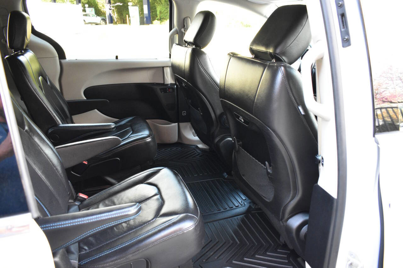 Used 2021 Chrysler Pacifica Touring-L image 16