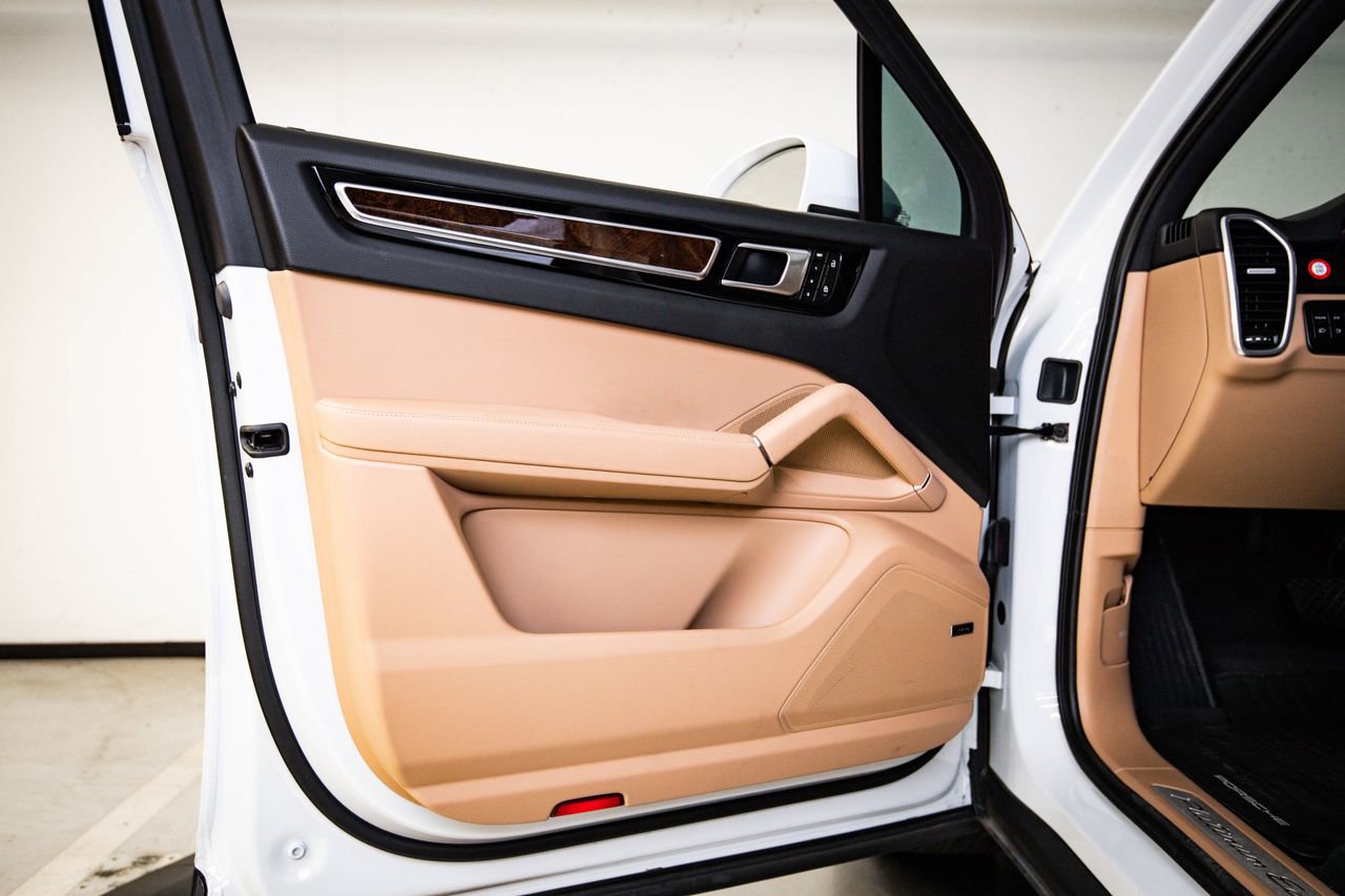 Certified 2023 Porsche Cayenne Platinum Edition image 23