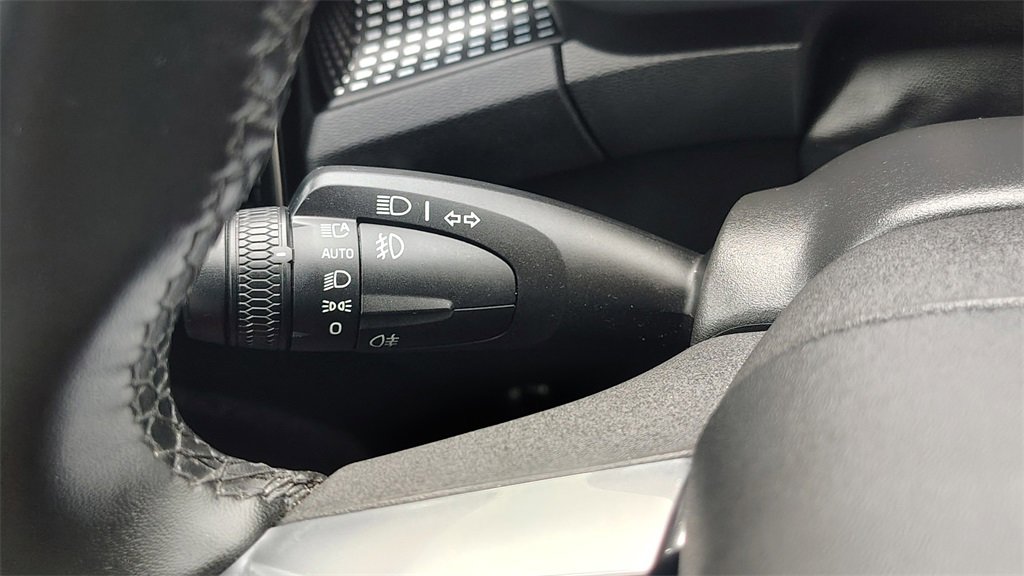 Used 2025 Volvo XC40 B5 Plus image 17