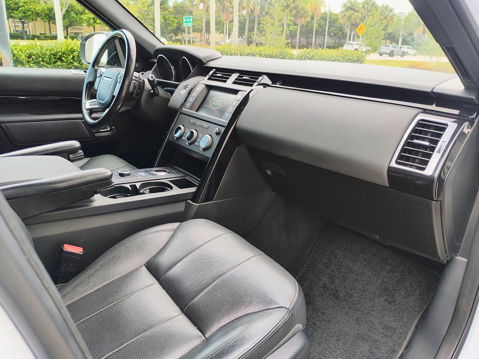 Used 2017 Land Rover Discovery SE image 18