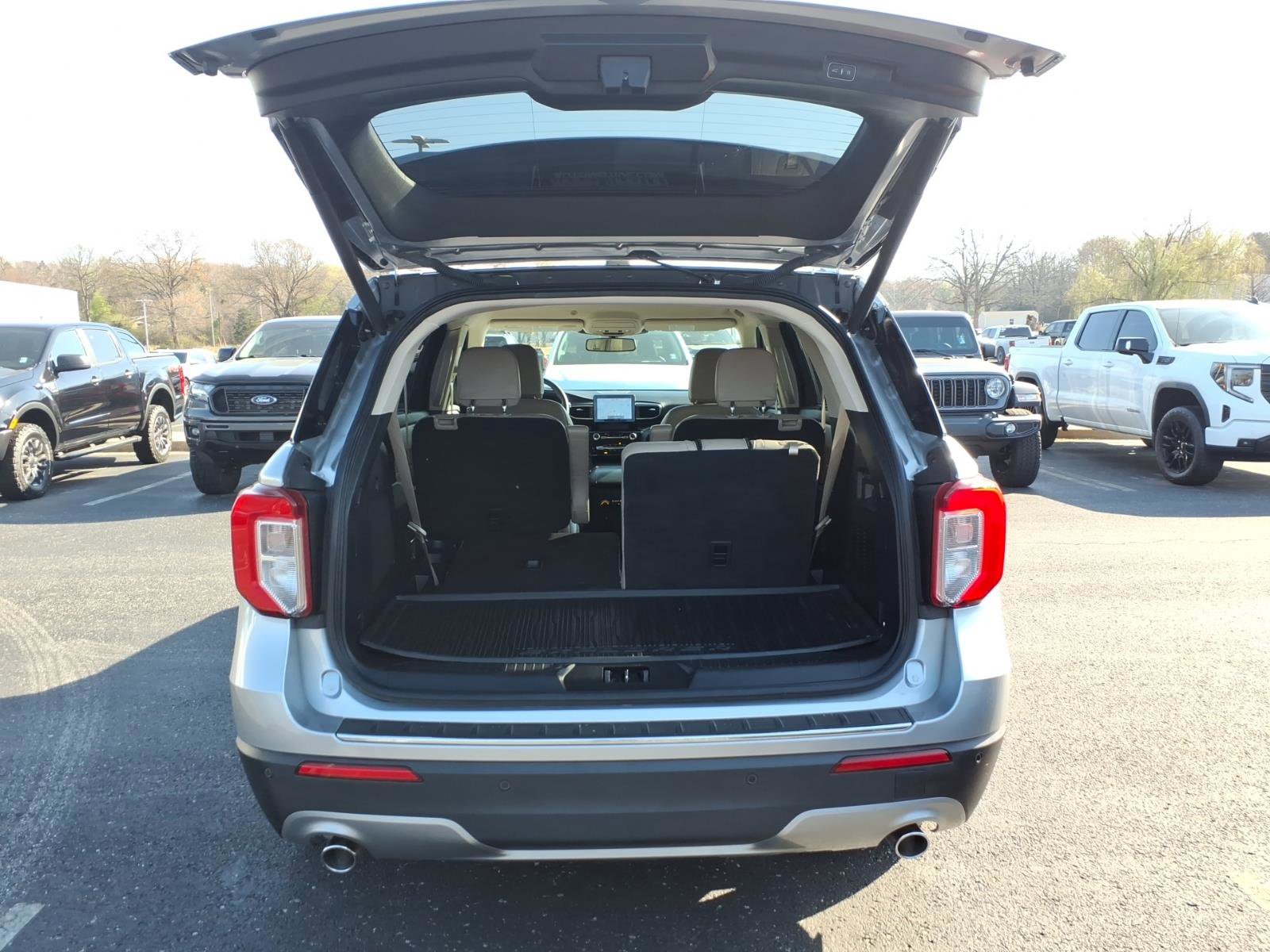 Used 2022 Ford Explorer Limited w/ Equipment Group 301A image 6