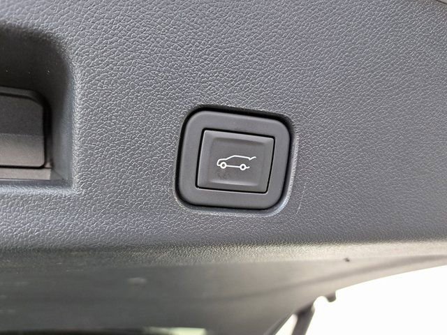 Used 2025 Chevrolet Traverse LT image 32