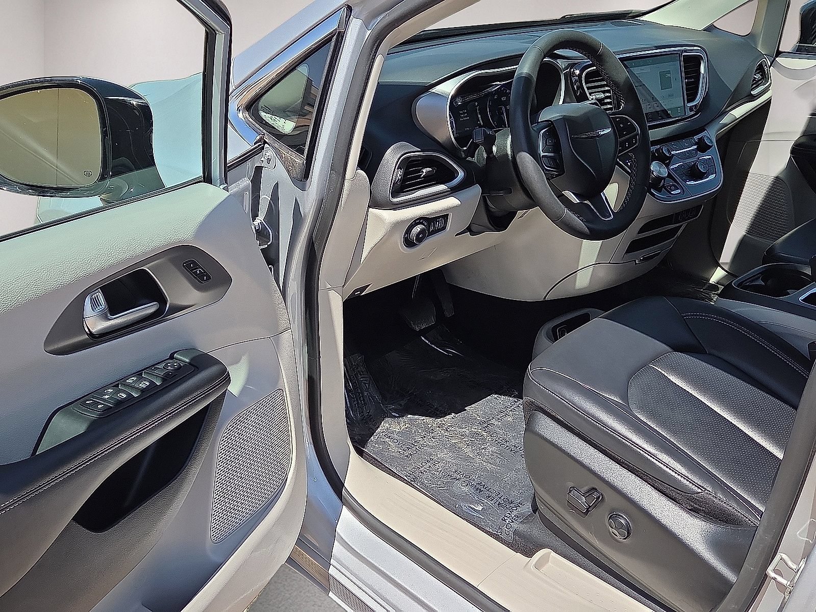 Used 2024 Chrysler Pacifica Touring-L FWD image 21