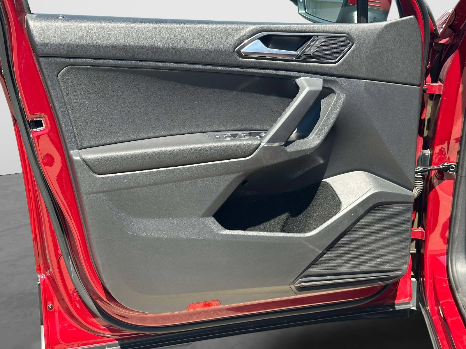 Used 2018 Volkswagen Tiguan SE w/ Panoramic Sunroof Package FWD image 18
