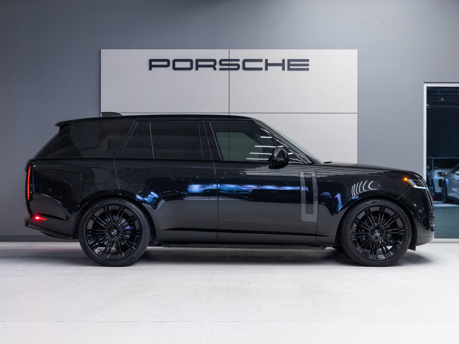 Used 2025 Land Rover Range Rover SE AWD/4WD image 8