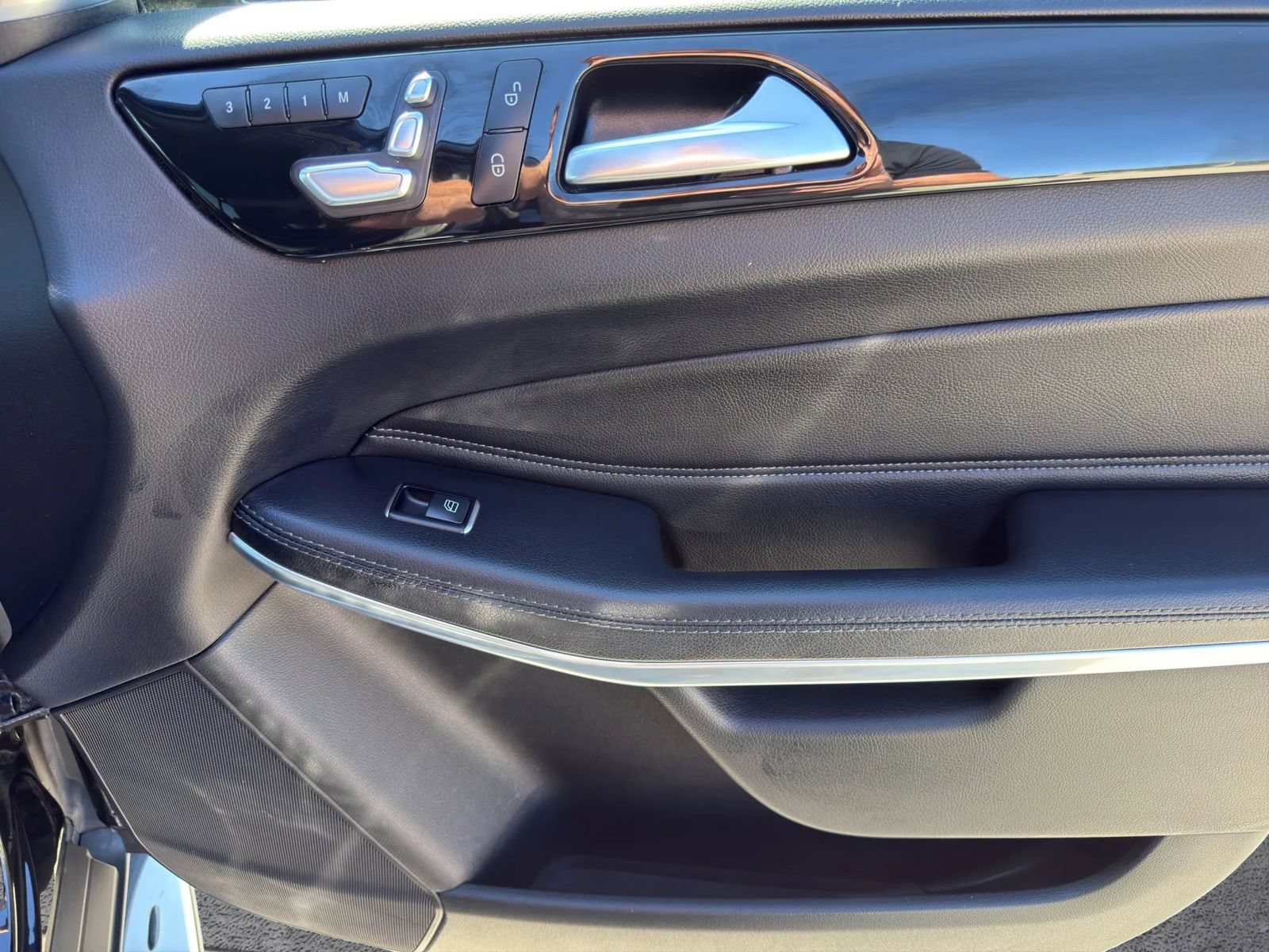Used 2017 Mercedes-Benz GLS 550 4MATIC w/ Driver Assistance Package image 31