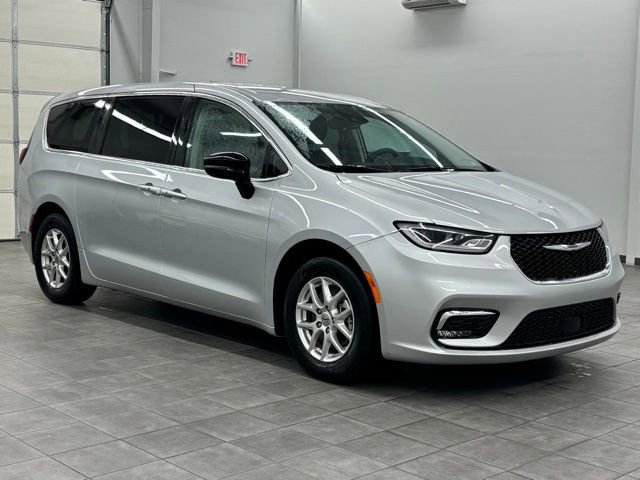 Used 2024 Chrysler Pacifica Touring-L image 1