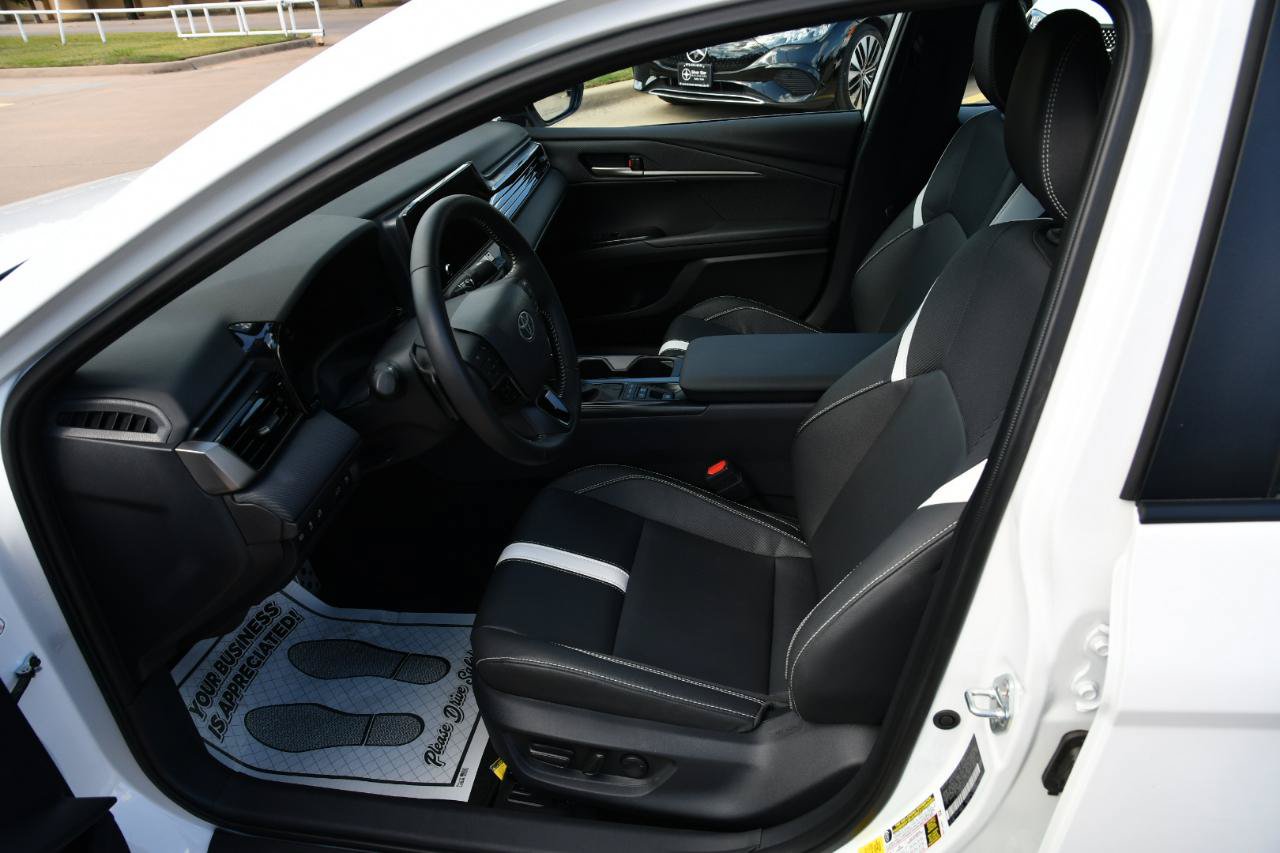 Used 2026 Toyota Camry SE FWD image 9
