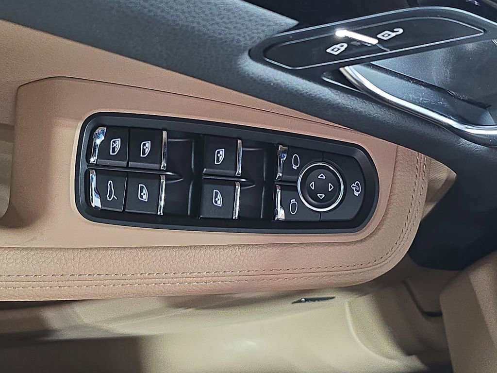 Certified 2025 Porsche Macan AWD/4WD image 21