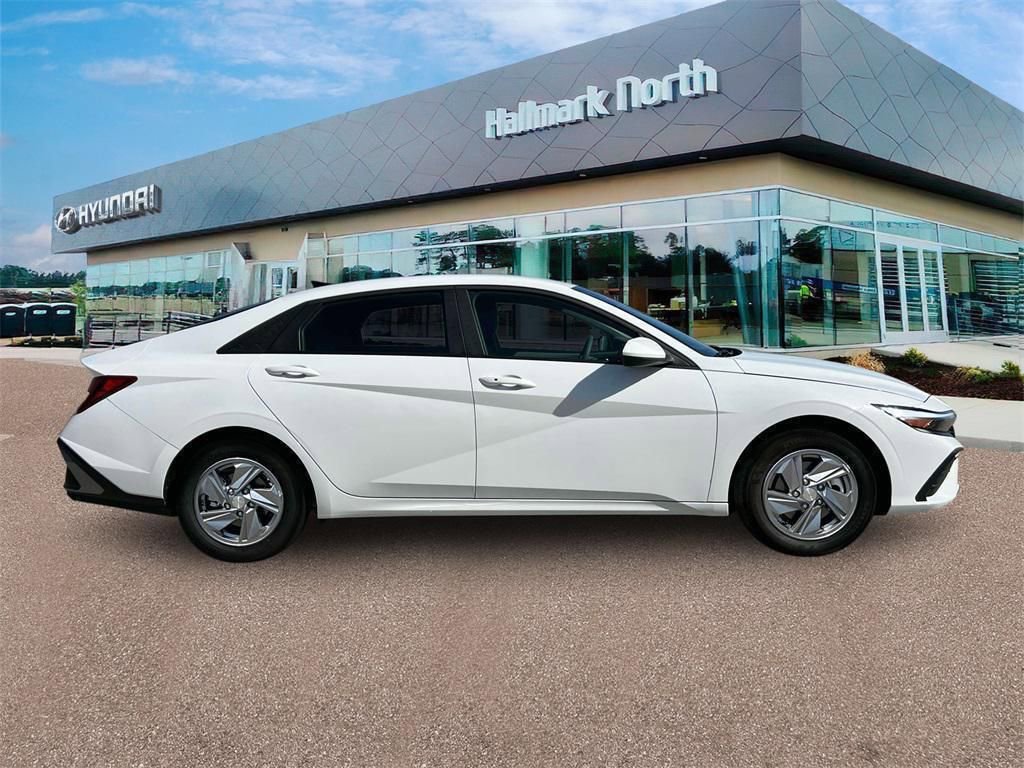 Used 2025 Hyundai Elantra SE w/ Cargo Package FWD image 9