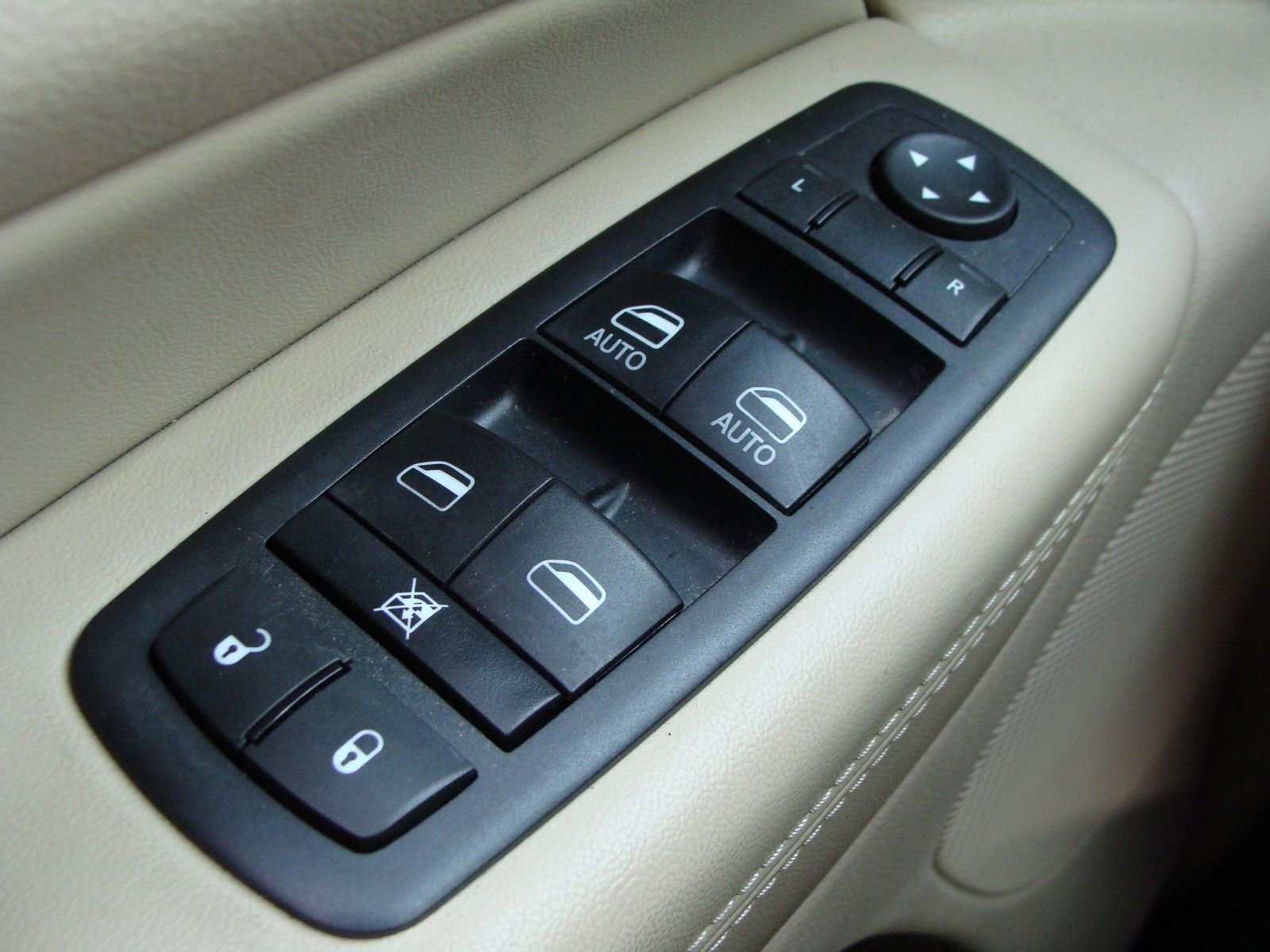 Used 2015 Jeep Grand Cherokee Limited w/ Luxury Group II image 30