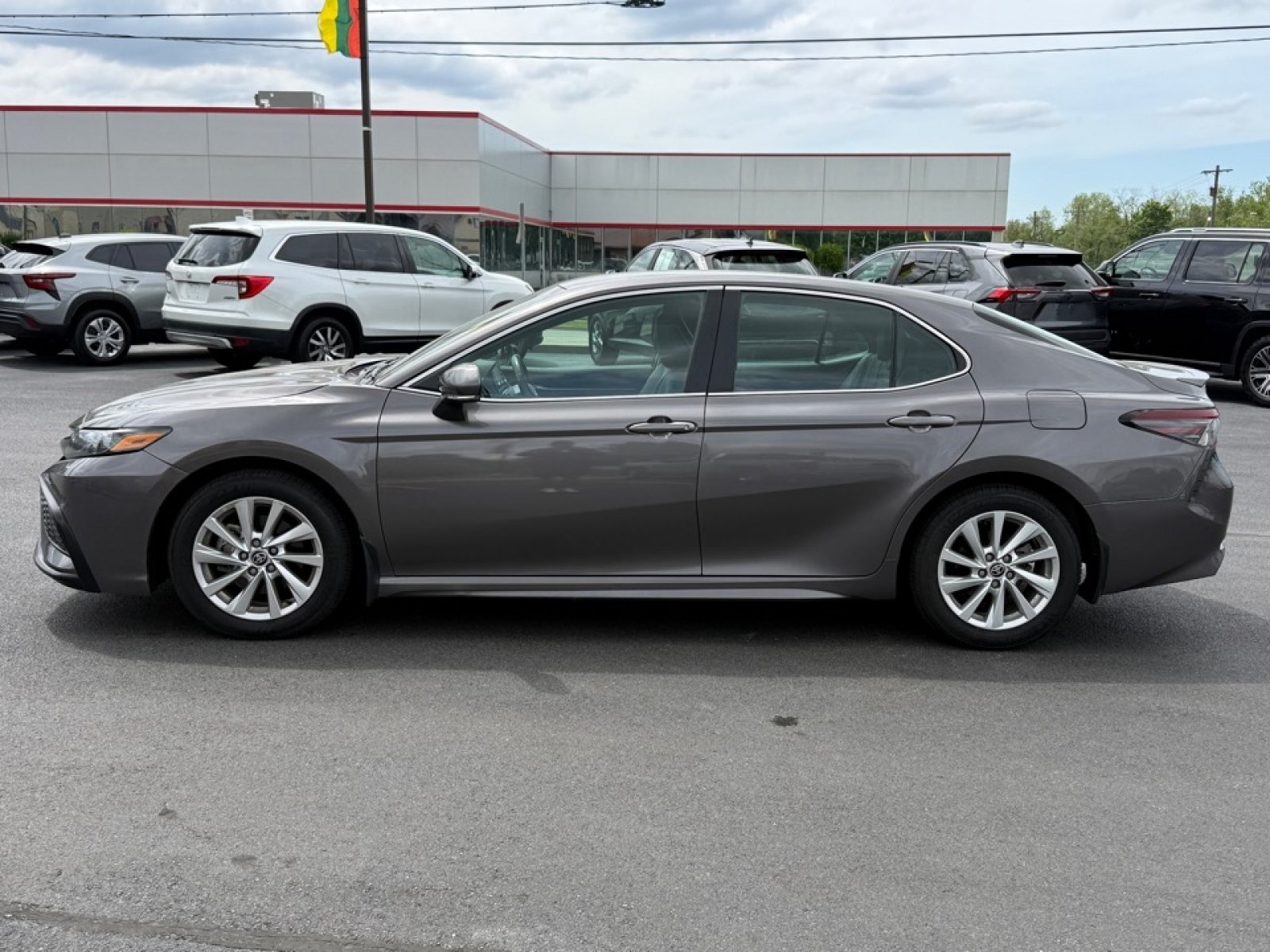 Used 2023 Toyota Camry SE FWD image 5
