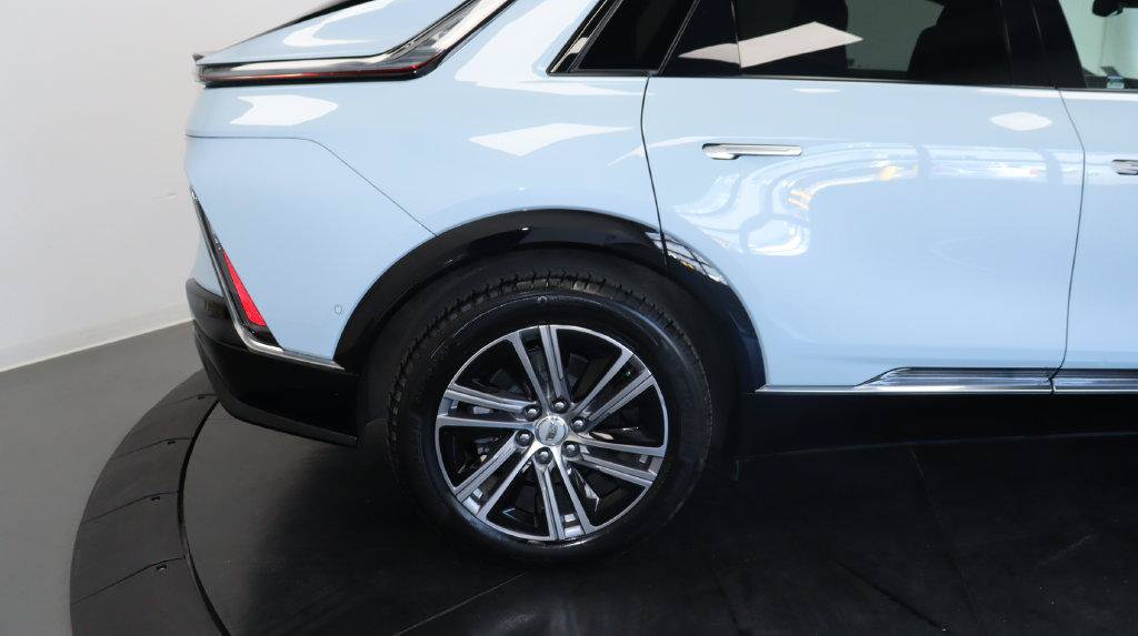 Certified 2024 Cadillac Lyriq Luxury AWD/4WD image 17