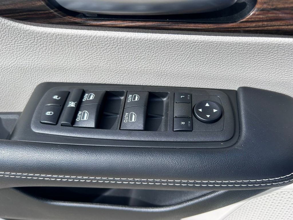 Used 2022 Chrysler Pacifica Limited FWD image 32