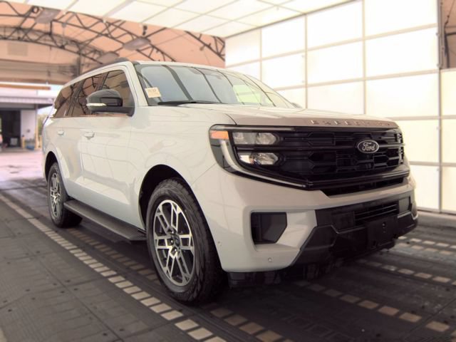 Used 2025 Ford Expedition Active AWD/4WD image 2