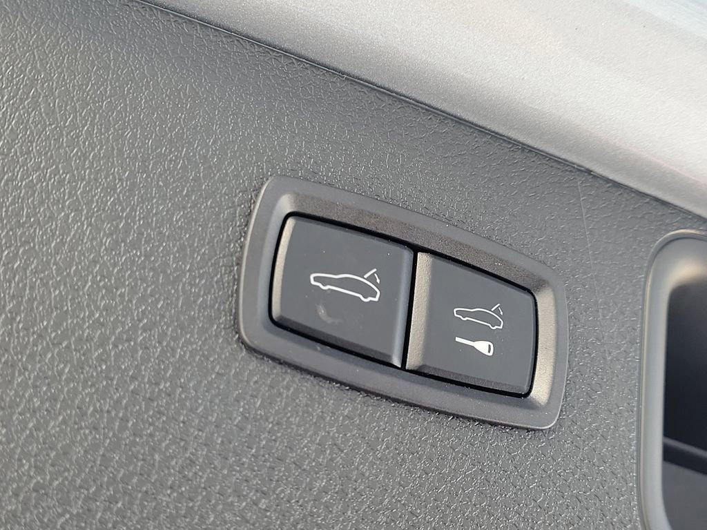 Certified 2025 Porsche Macan Turbo image 18