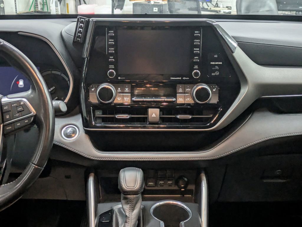 Used 2020 Toyota Highlander XLE image 19