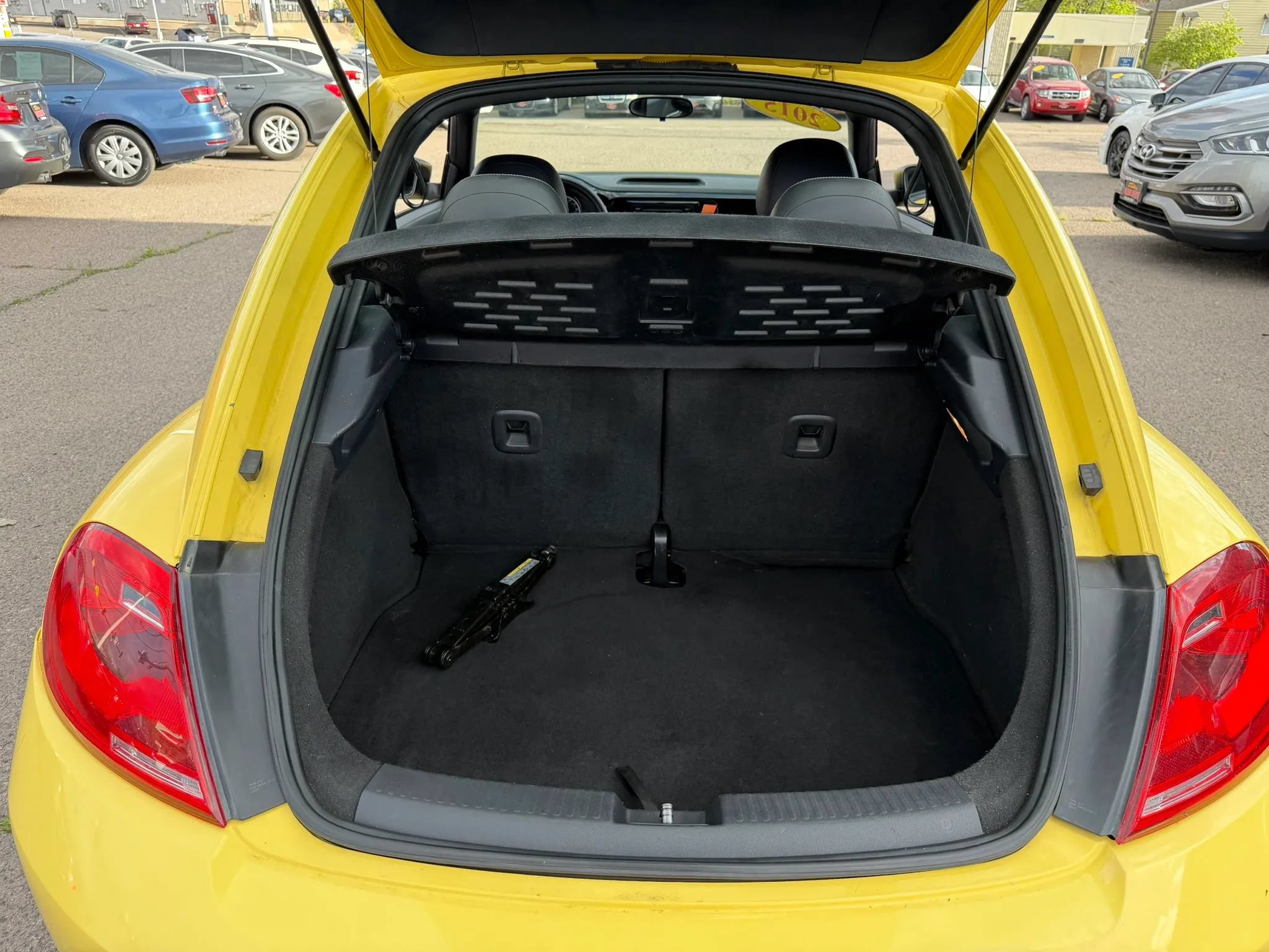 Used 2015 Volkswagen Beetle 1.8T FWD image 32