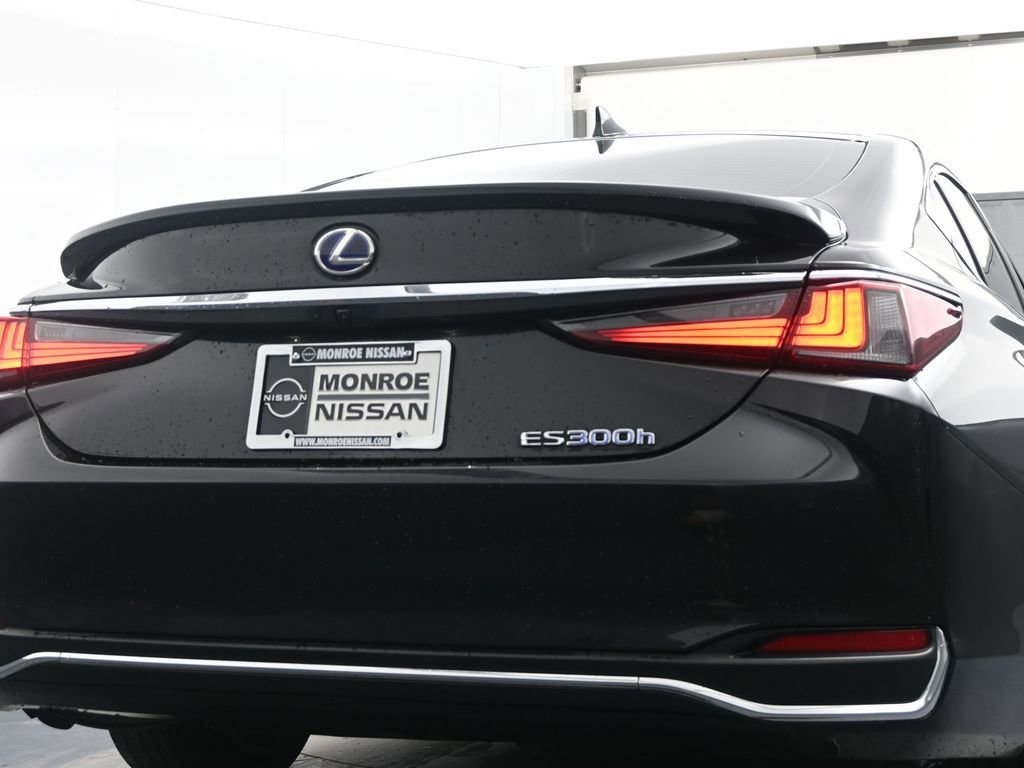 Used 2022 Lexus ES 300h 300h Luxury w/ Accessory Package image 13