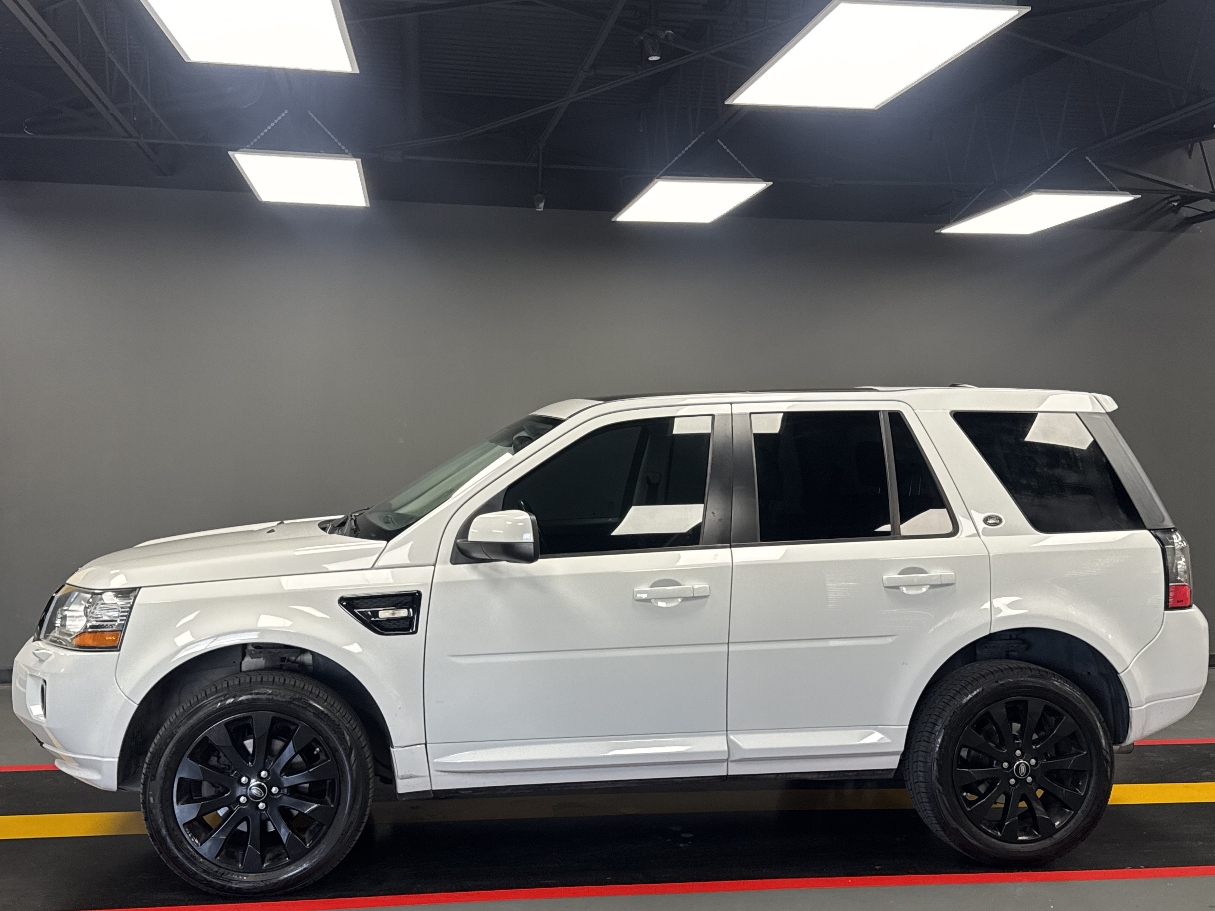 Used 2015 Land Rover LR2 HSE AWD/4WD image 3