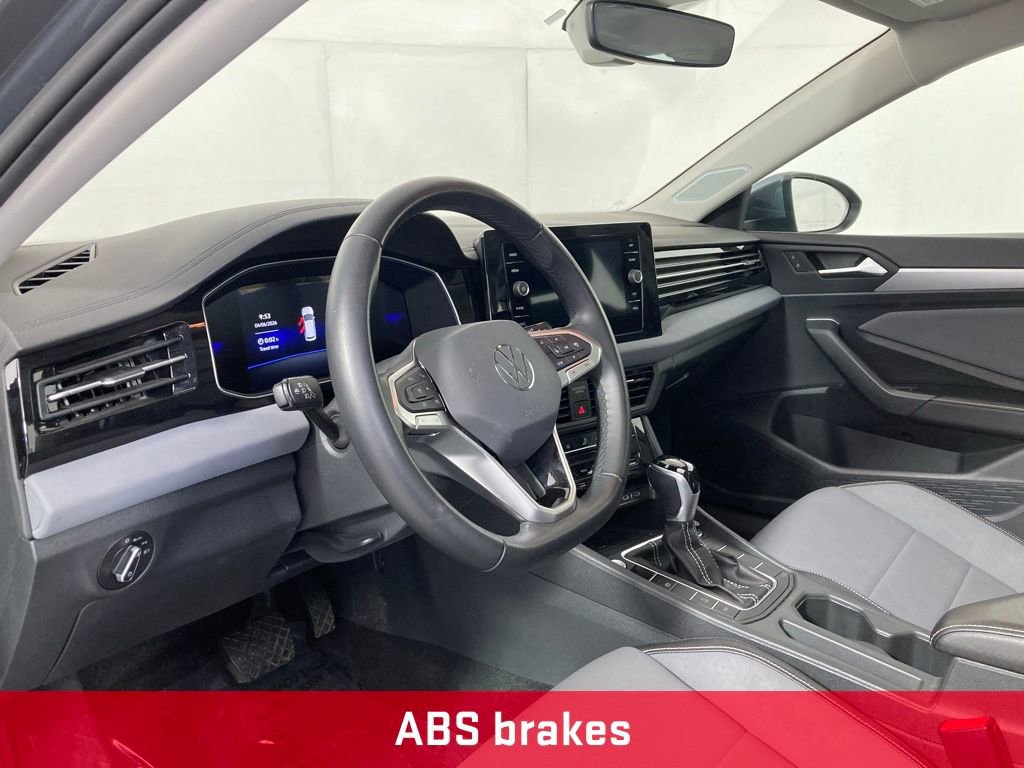 Used 2025 Volkswagen Jetta SE image 14