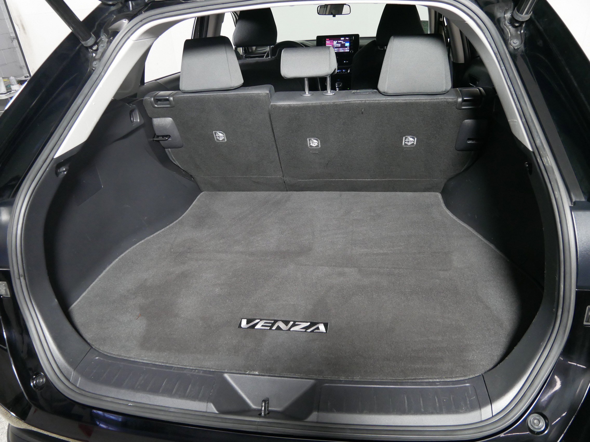 Used 2021 Toyota Venza LE w/ Carpet Mat Package (TMS) image 18