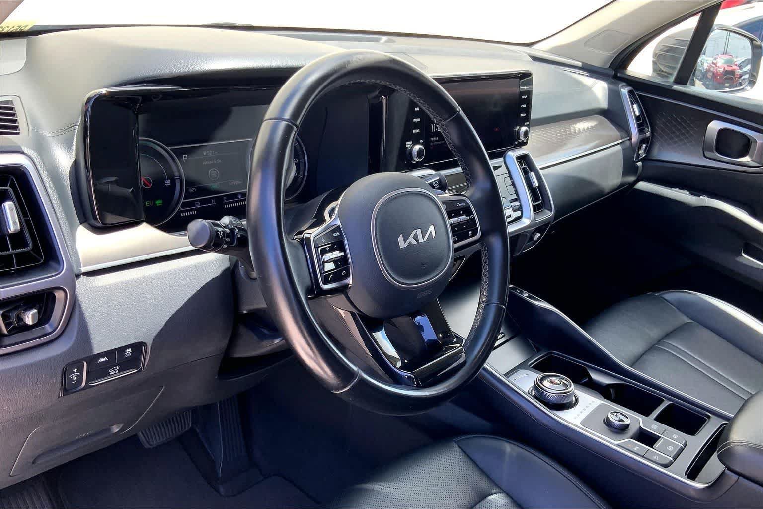 Used 2023 Kia Sorento EX w/ Panoramic Sunroof Package FWD image 2