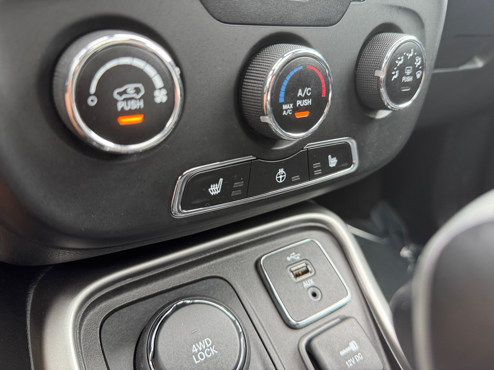 Used 2018 Jeep Compass Latitude w/ Cold Weather Group AWD/4WD image 19