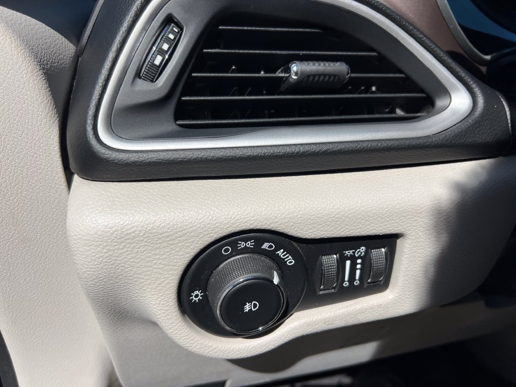 Used 2017 Chrysler Pacifica Touring-L FWD image 22