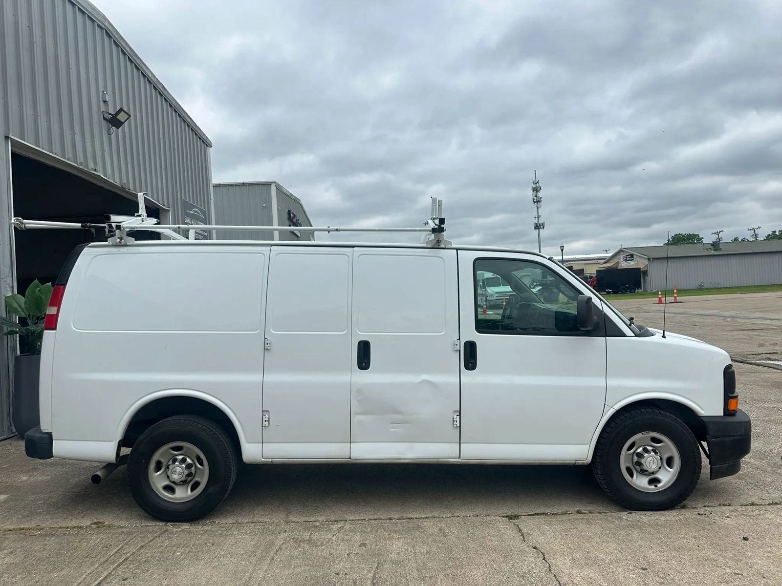Used 2017 Chevrolet Express 2500 RWD image 7