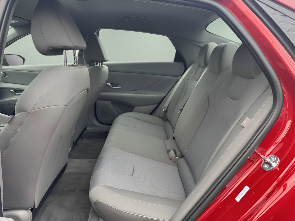 Used 2025 Hyundai Elantra SE image 10