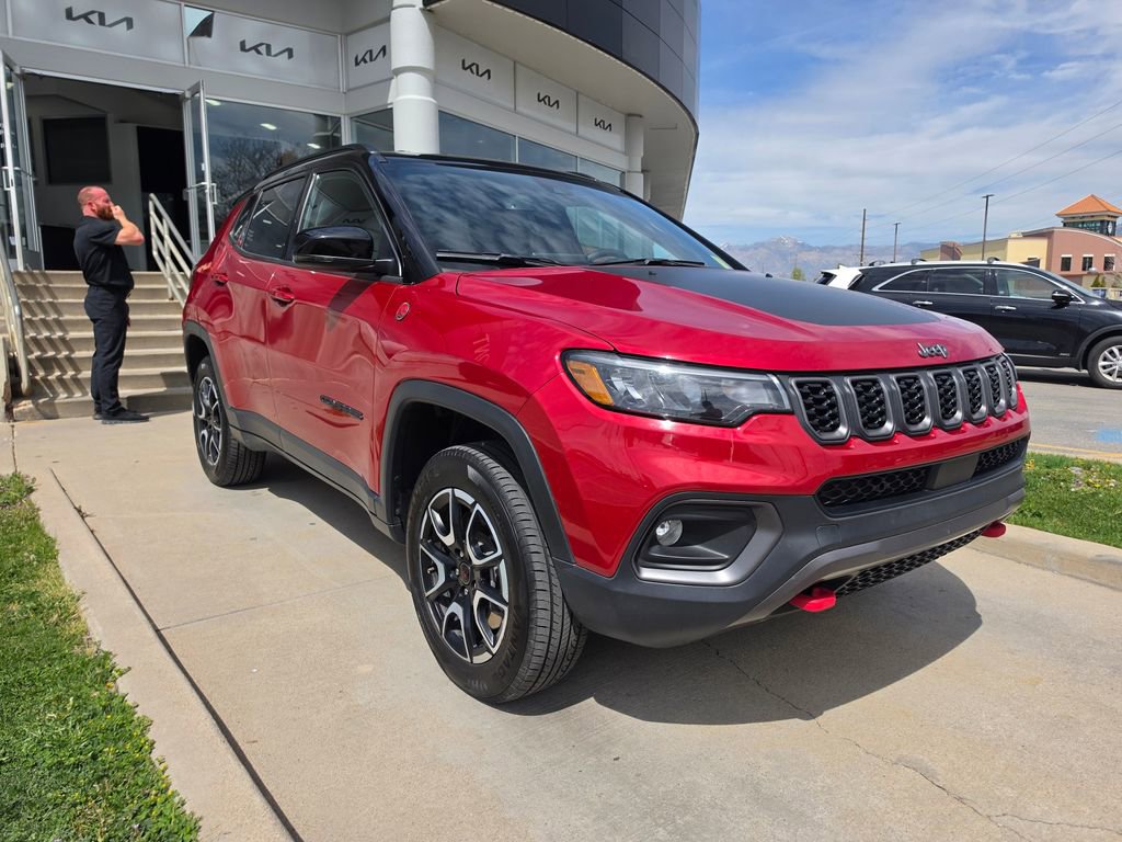 Used 2025 Jeep Compass Trailhawk image 3