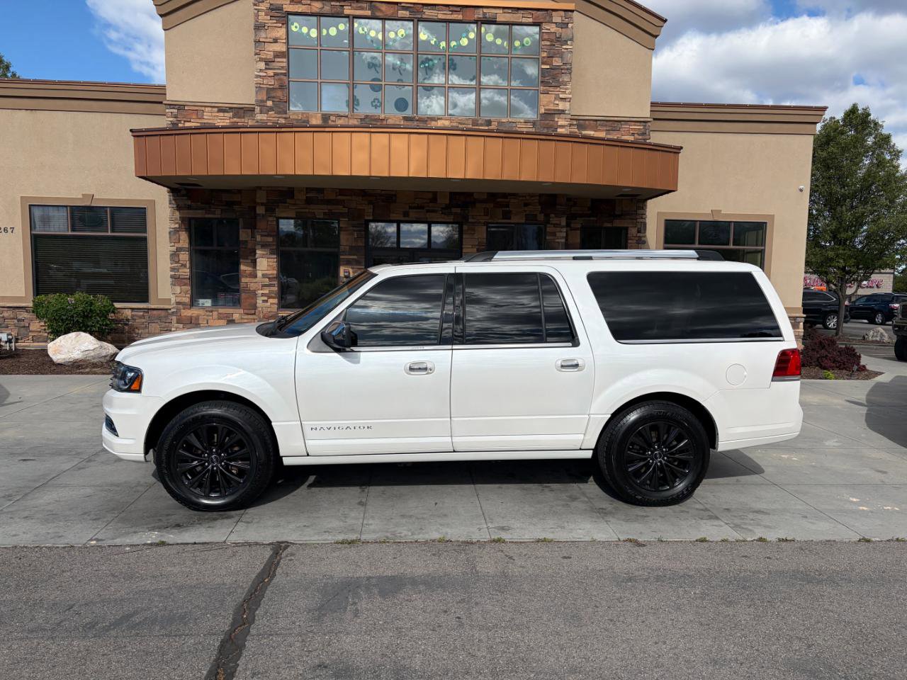 Used 2016 Lincoln Navigator L Select AWD/4WD image 2