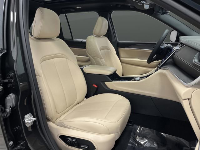 Used 2025 Jeep Grand Cherokee Limited w/ Luxury Tech Group II image 33