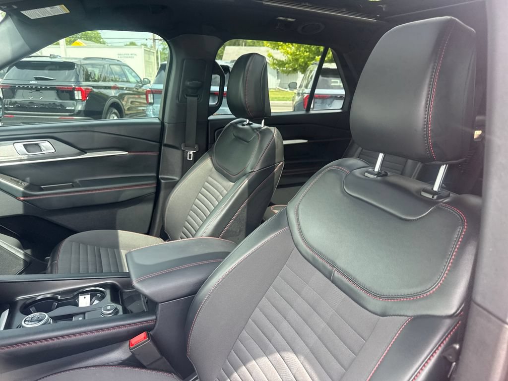 Used 2025 Ford Explorer ST-Line w/ Premium Package AWD/4WD image 31