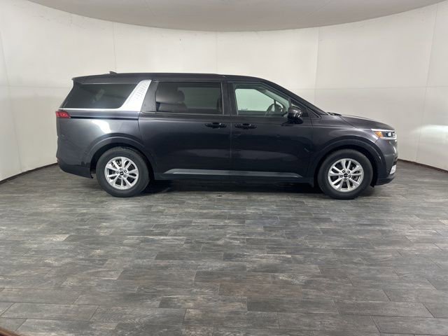 Used 2022 Kia Carnival LX image 4