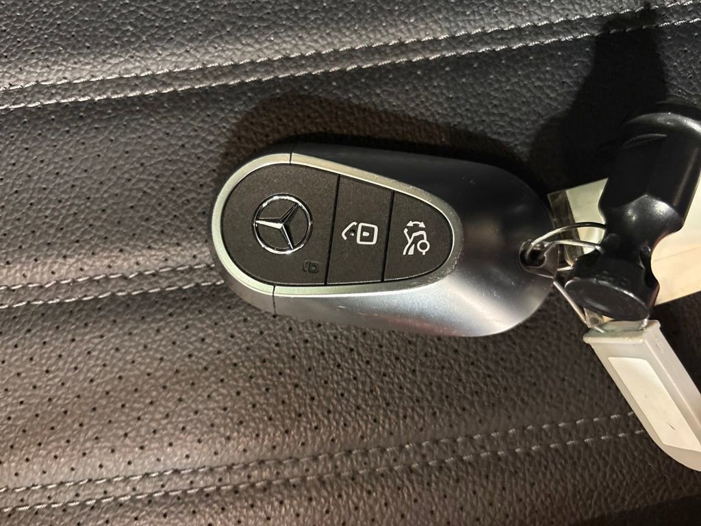 Used 2025 Mercedes-Benz GLC 350e 4MATIC image 29