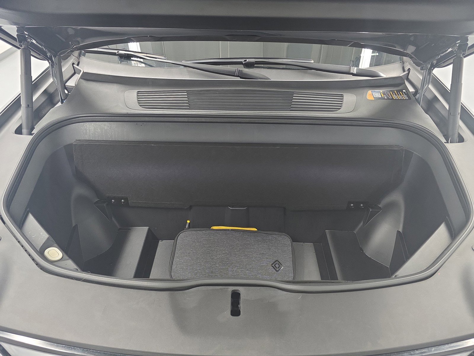 Used 2023 Rivian R1S Adventure AWD/4WD image 14