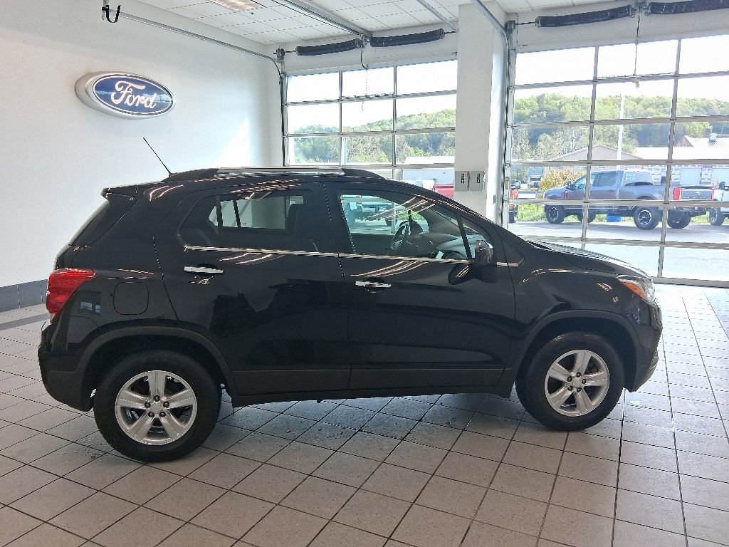 Used 2019 Chevrolet Trax LT w/ Sun & Sound Package AWD/4WD image 19