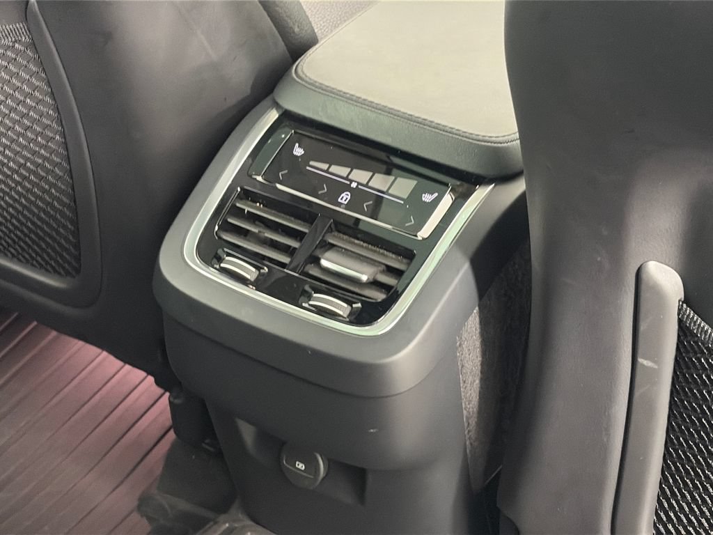 Used 2024 Volvo XC90 B5 Plus AWD/4WD image 29