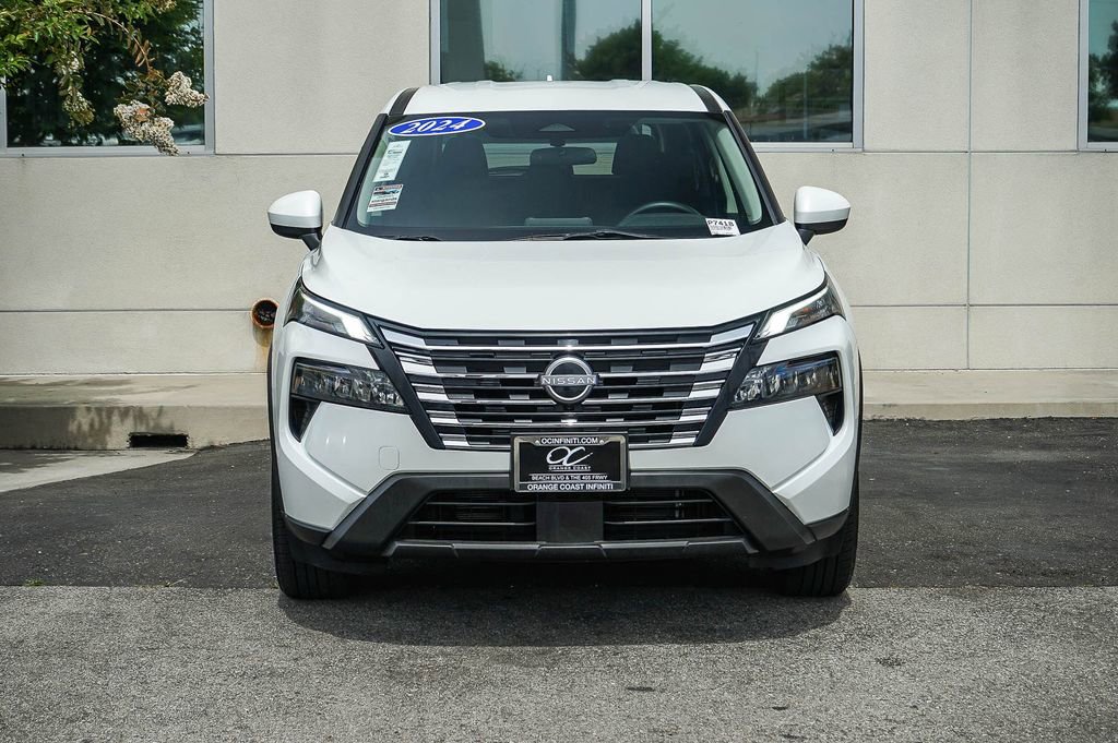 Used 2024 Nissan Rogue SV image 2