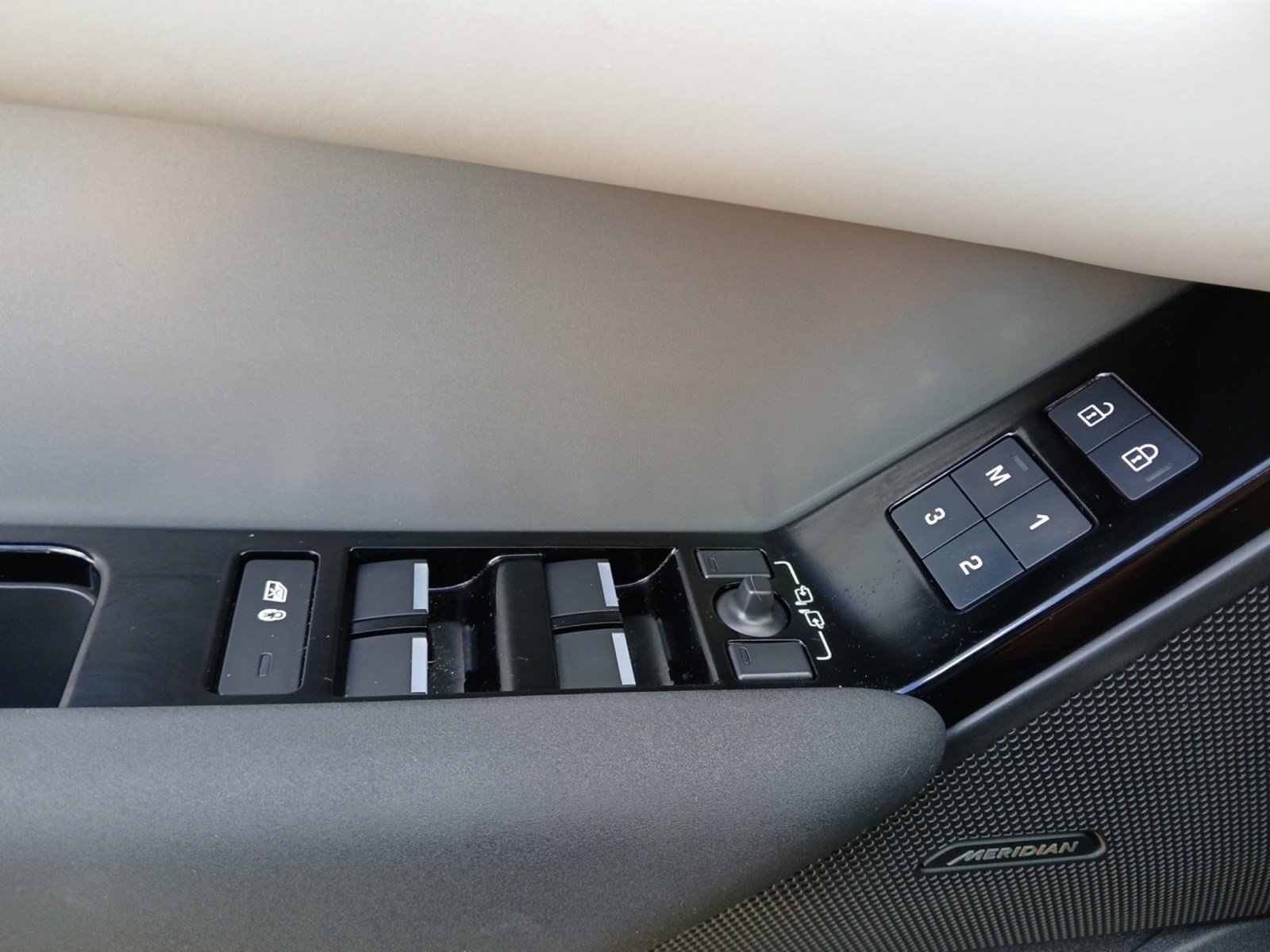 Used 2025 Land Rover Range Rover Velar S image 16