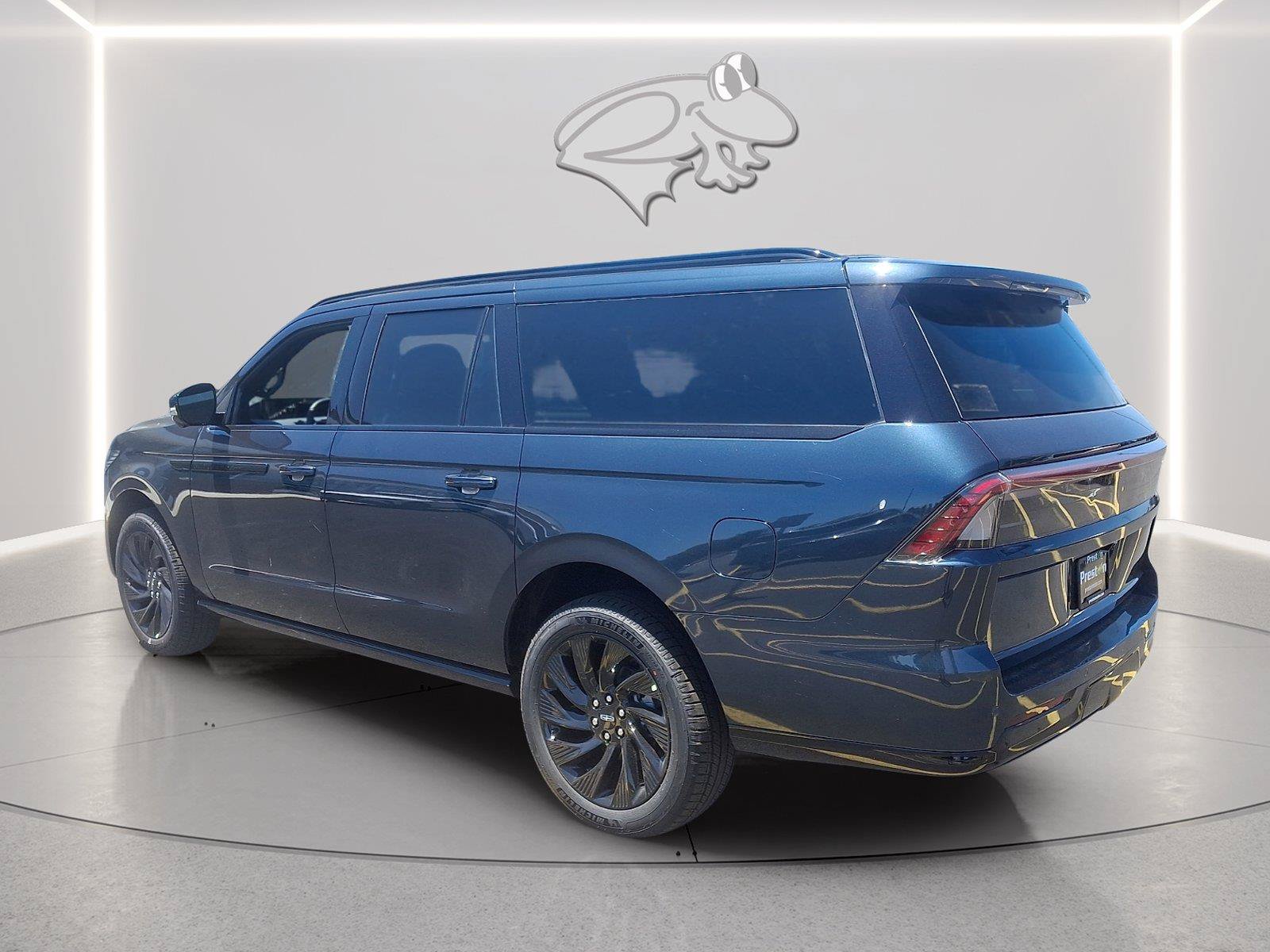 New 2026 Lincoln Navigator L Reserve w/ Jet Appearance Package AWD/4WD image 3