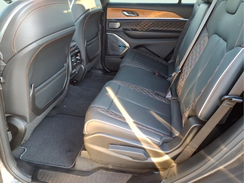 Used 2024 Jeep Grand Cherokee L Summit AWD/4WD image 17