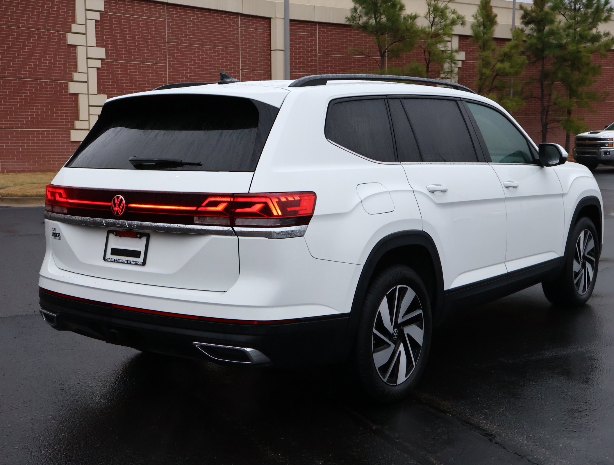 Used 2025 Volkswagen Atlas SE image 32