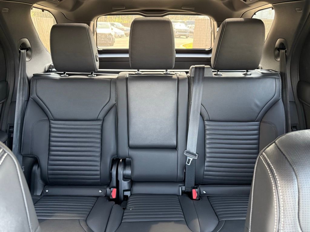 Certified 2025 Land Rover Discovery Dynamic SE image 34