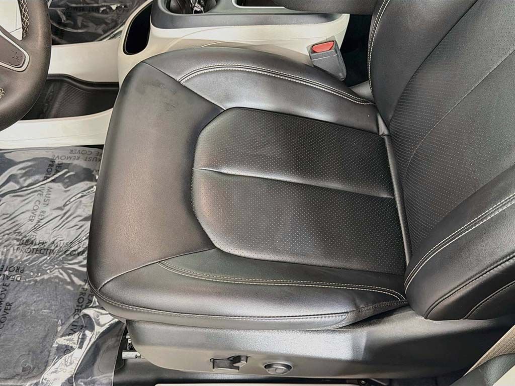 Used 2024 Chrysler Pacifica Touring-L FWD image 24