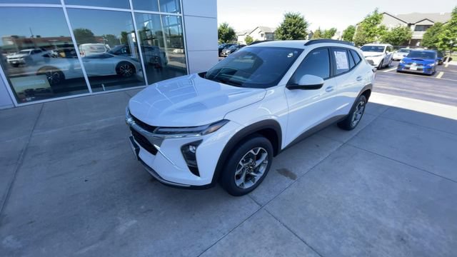 Used 2025 Chevrolet Trax LT FWD image 6