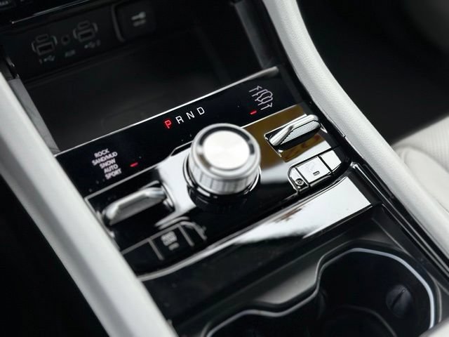 Used 2023 Jeep Grand Cherokee Overland w/ Luxury Tech Group IV AWD/4WD image 13