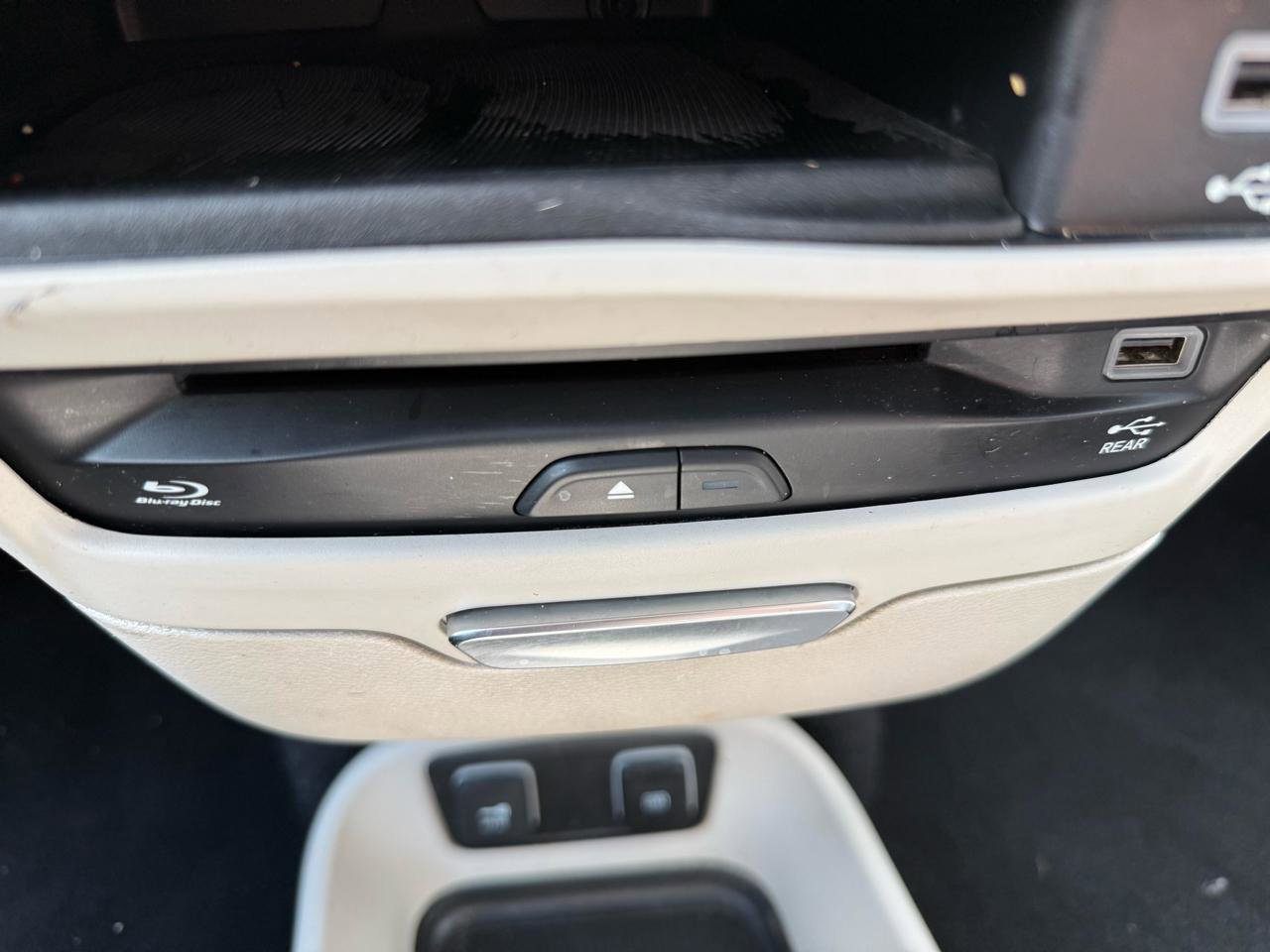 Used 2018 Chrysler Pacifica Limited image 19